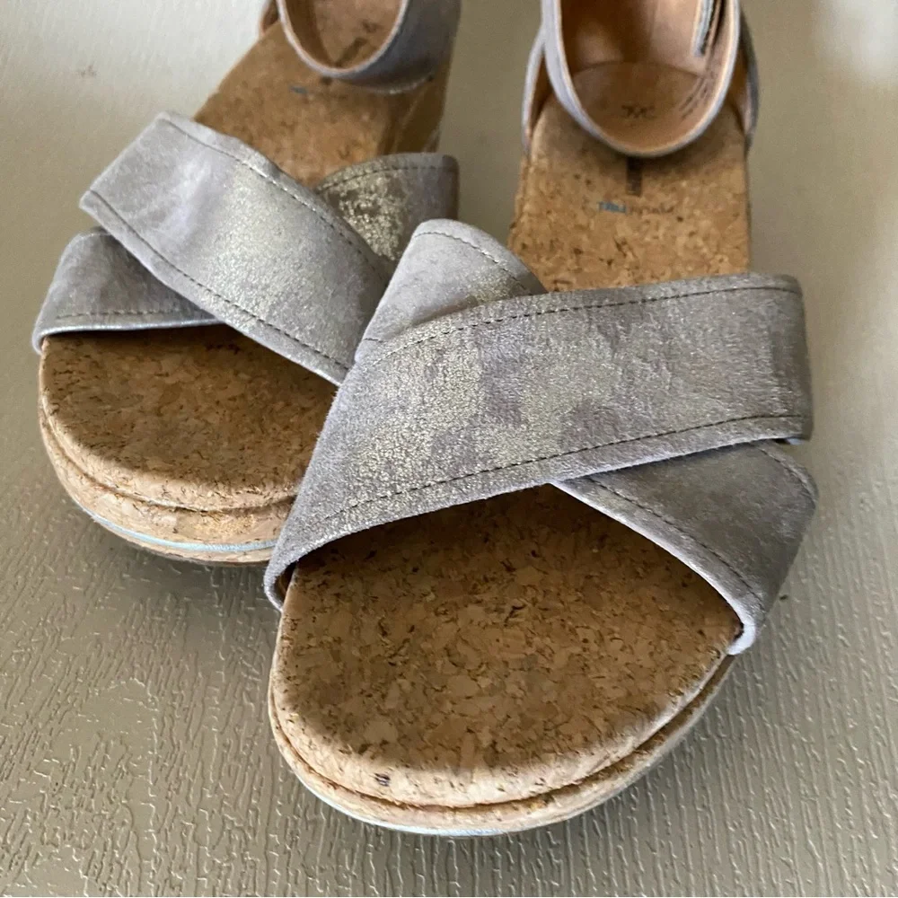 Johnston & Murphy Gigi Pewter Metallic  Suede Cross-Band Sandals 9.5m comfort